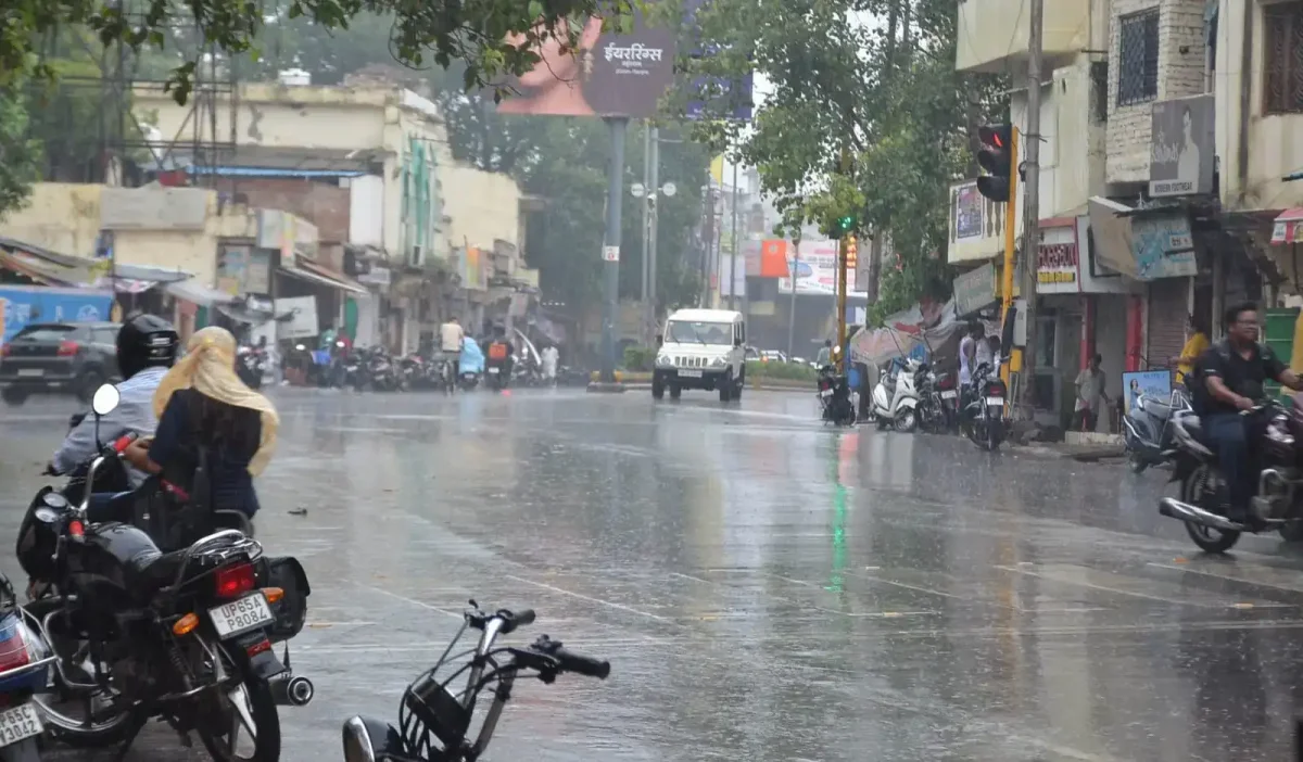 वाराणसी में मौसम ने मारी पलटी: झमाझम बारिश से पारा धड़ाम, जानें अगले कुछ दिनों का हाल