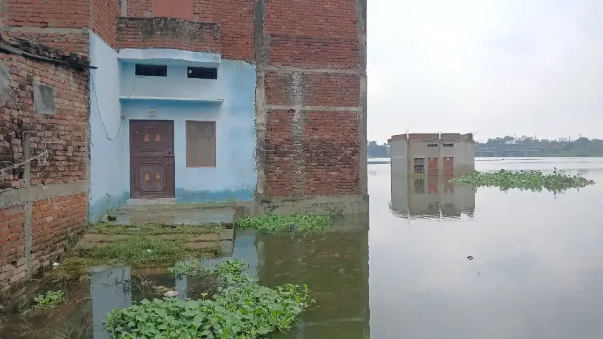 वाराणसी में वरुणा का कहर: सलारपुर में डूबे घर, सीएम योगी ने संभाला मोर्चा