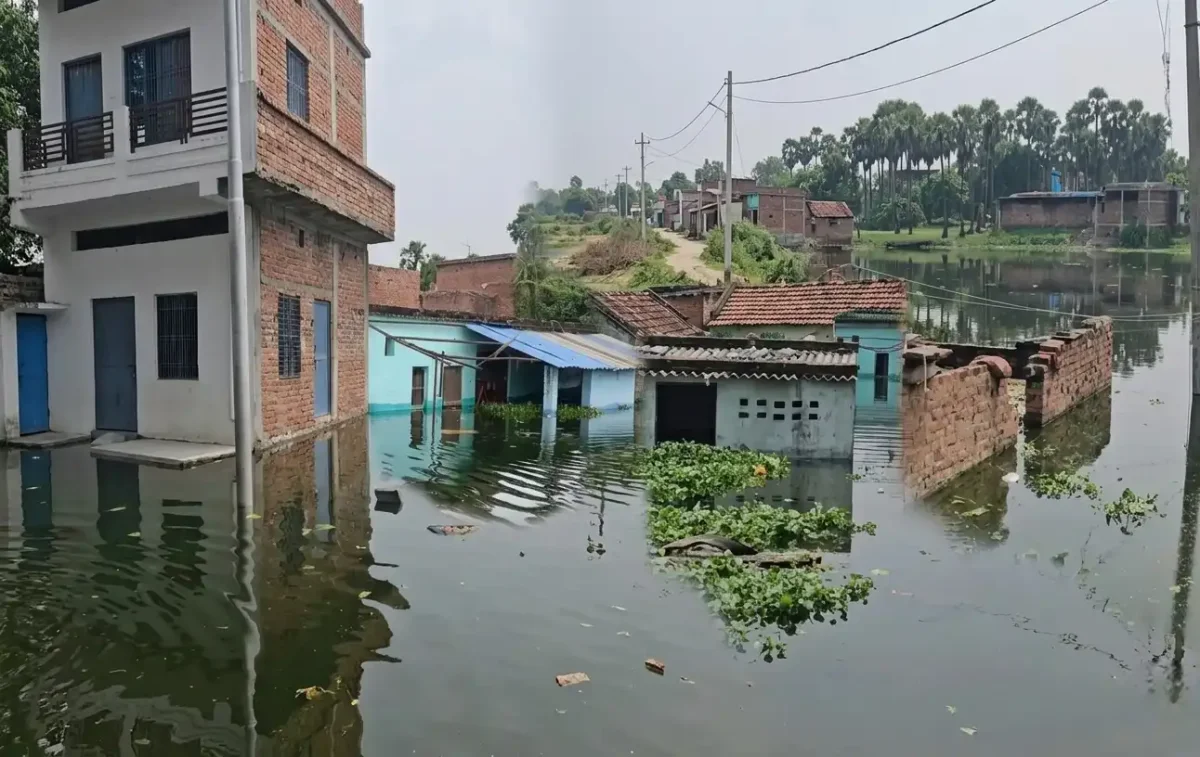 वाराणसी में क्यों उफन रही है वरुणा नदी? गंगा का जलस्तर घटने के बाद भी खतरा बरकरार