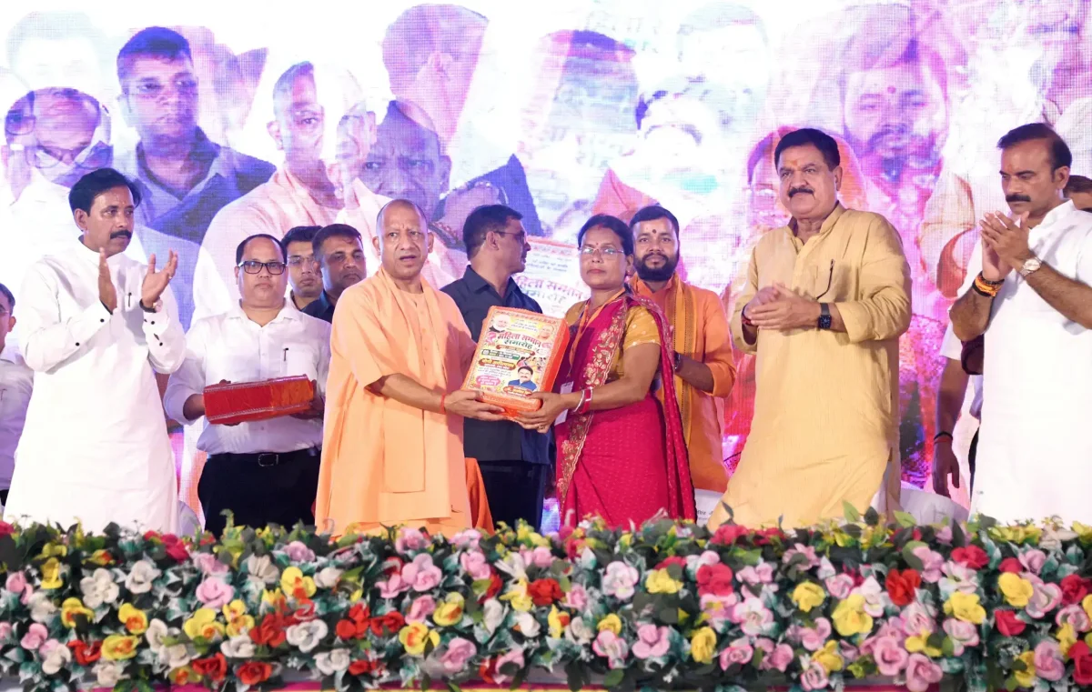 सीएम योगी ने वाराणसी में कामकाजी महिलाओं को किया सम्मानित, गिनाईं सरकार की बड़ी उपलब्धियां