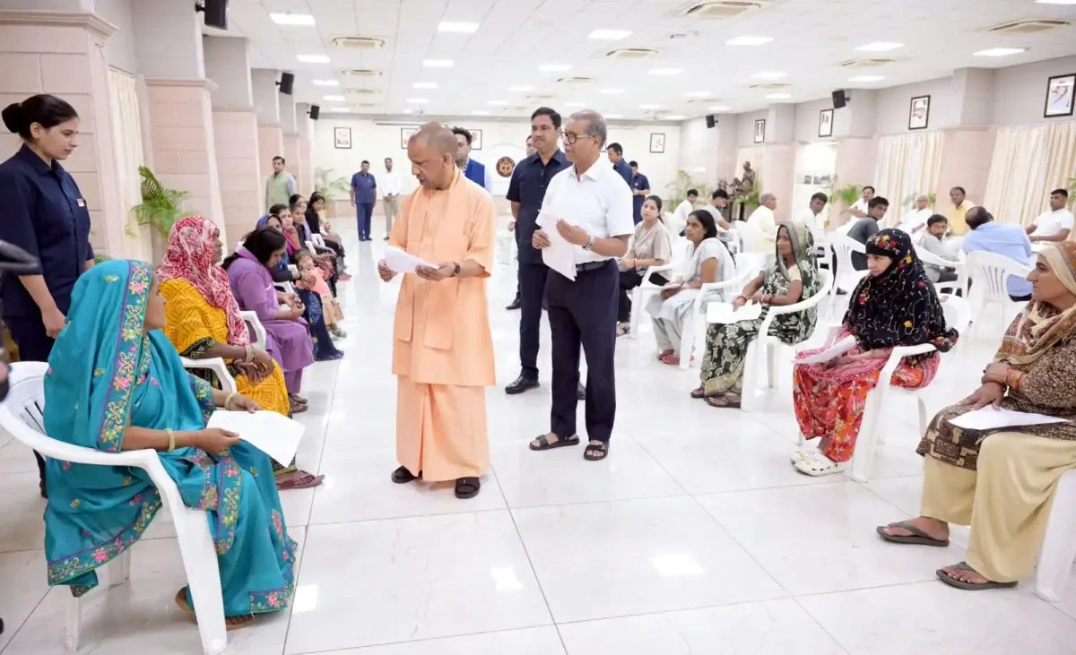योगी आदित्यनाथ के जनता दर्शन में उमड़ी भीड़, सीएम ने दिए त्वरित समाधान के निर्देश