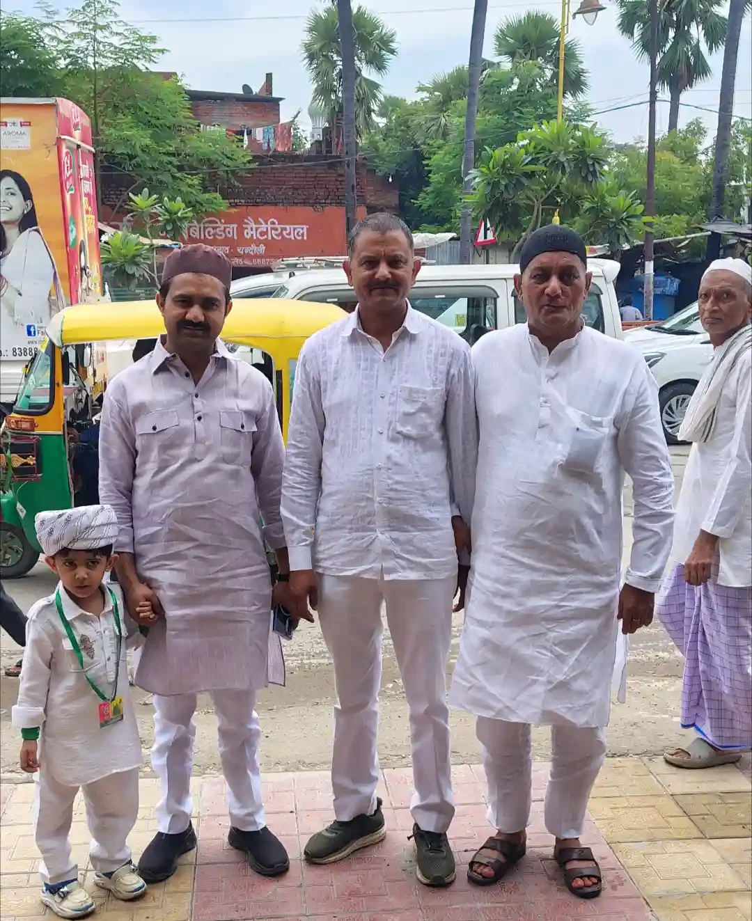 चंदौली में 12 रवि अव्वल का जश्न: उमड़ी भारी भीड़, दिखी गंगा-जमुनी तहजीब